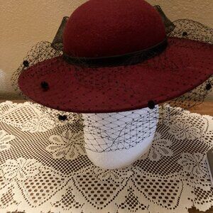 VINTAGE WOMEN'S FELTED WOOL HAT W/BLACK FACE NET, ORGANDY BOW